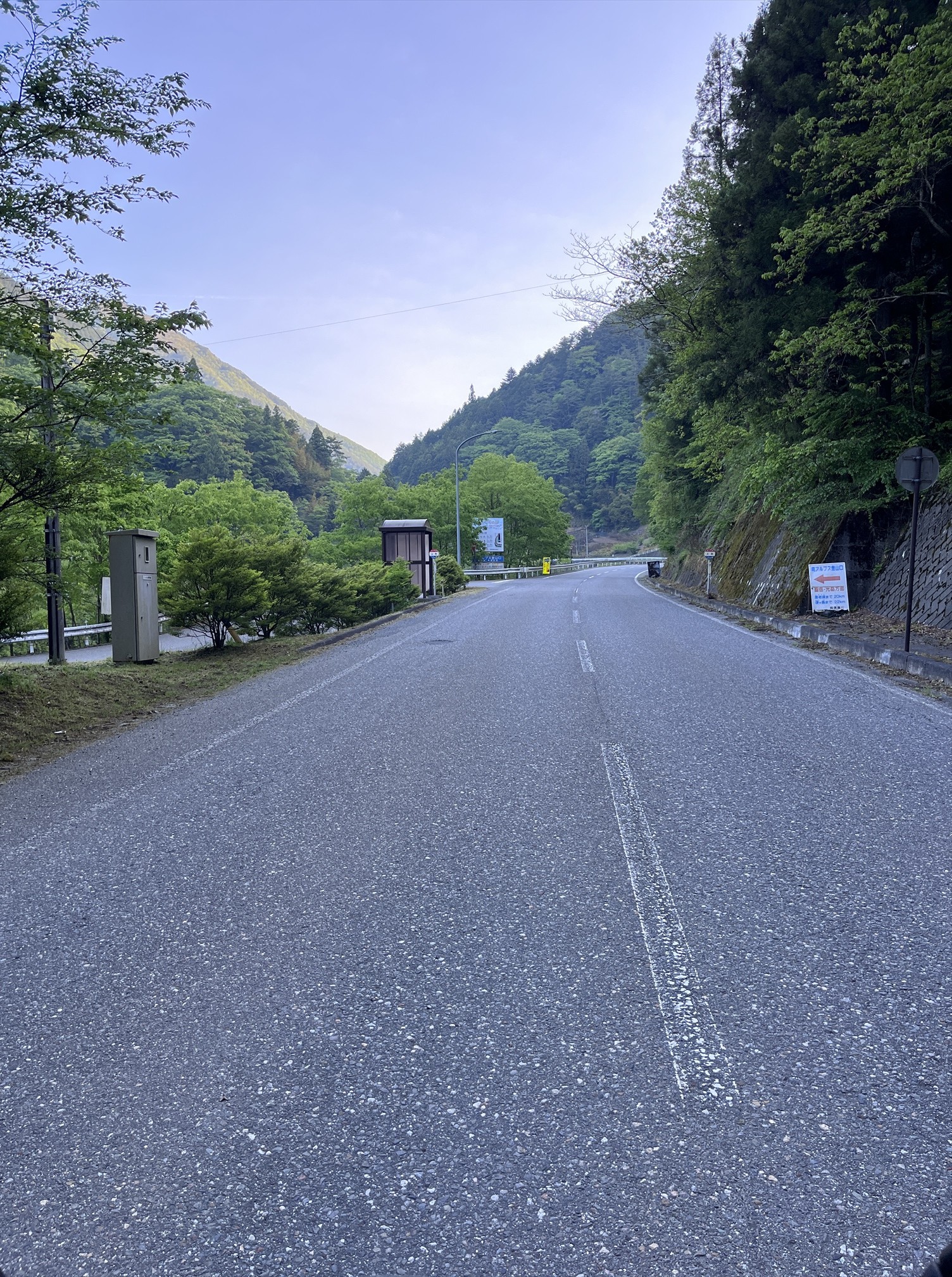 国道152号、トンネルを越えた上島バス停を左にUターンする形で曲がると下栗の里方面へ行けますが2023年5月5日現在通行止め。